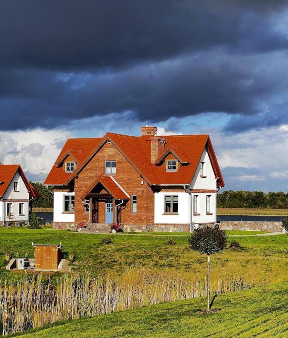 Gizycko Villa | Mazurskie Wille - Willa Niebieska - siedlisko na Mazurach z bezpośrednim dostępem do jeziora Dejguny oraz prywatnym basenem
