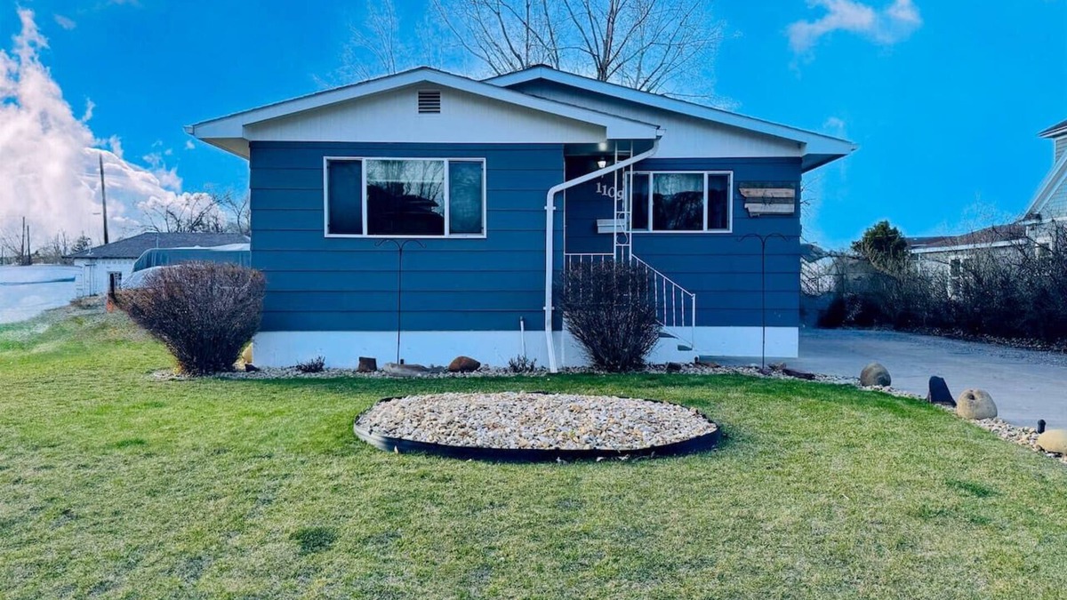 Miles City House | MC Headquarters AND Pets welcome