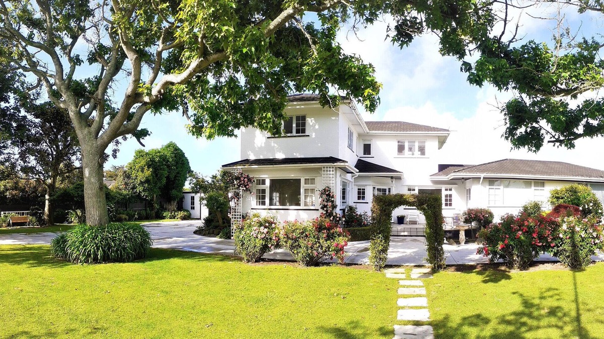 Hawera House | McArthur Park with views of Mt. Taranaki