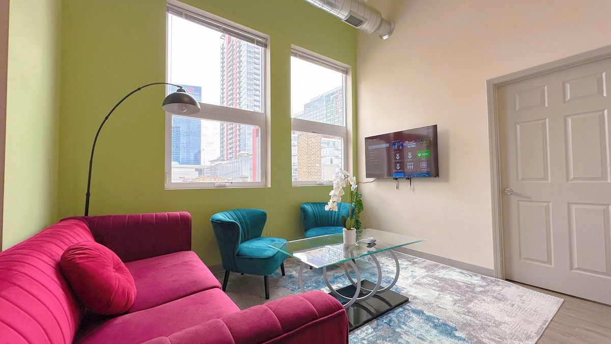 Near South Side Apartment | McCormick Place Oasis 2br/2ba with optional Parking/Patio/Gym/sleeps 6