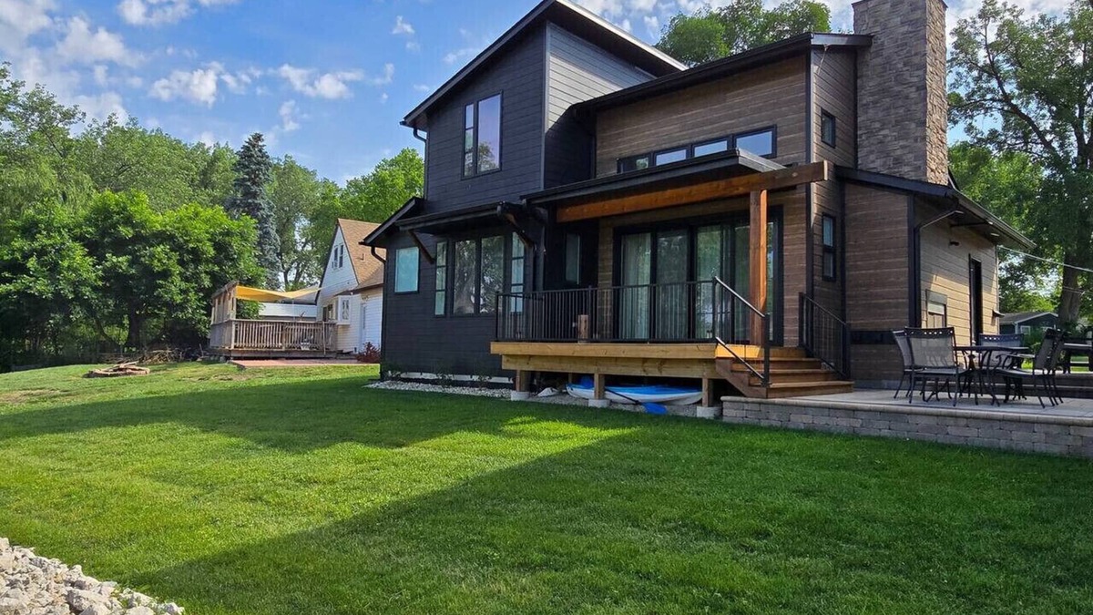 McHenry House | McHenry Riverside Retreat – Comfort & Relaxation