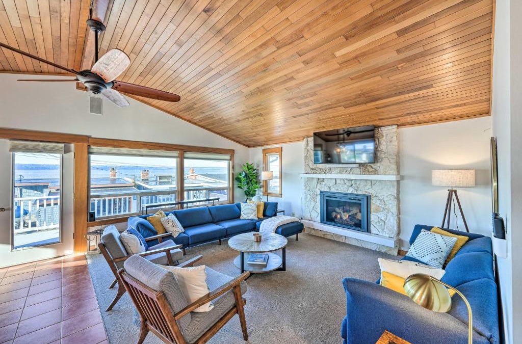 Stanwood House | McKees Beach House with Ocean Views, Hot Tub!