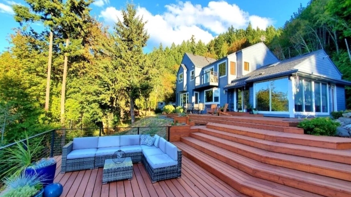Thurston House | Mckenzie River Oasis w/massive deck & hot tub on 16 acres of old-growth forest