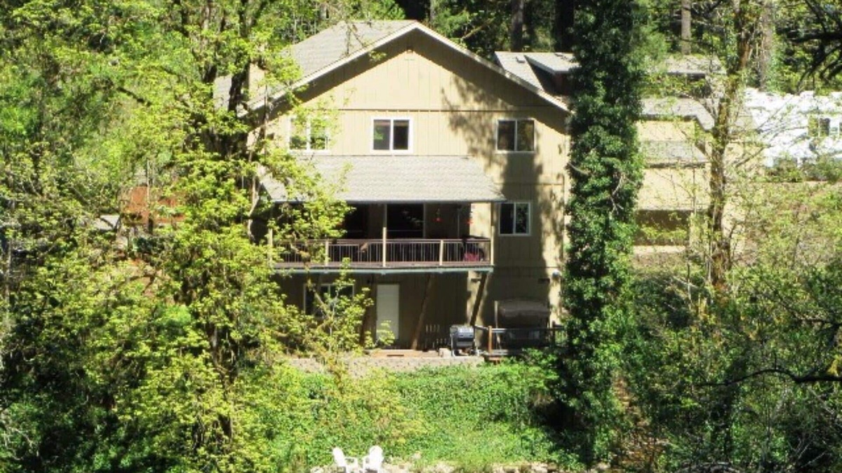 Vida House | McKenzie Riverfront-w Hottub woodstove+wood