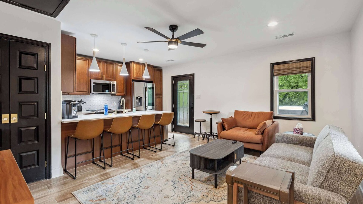 Evergreen House | McLean Manor w/Hot Tub (Guest House)
