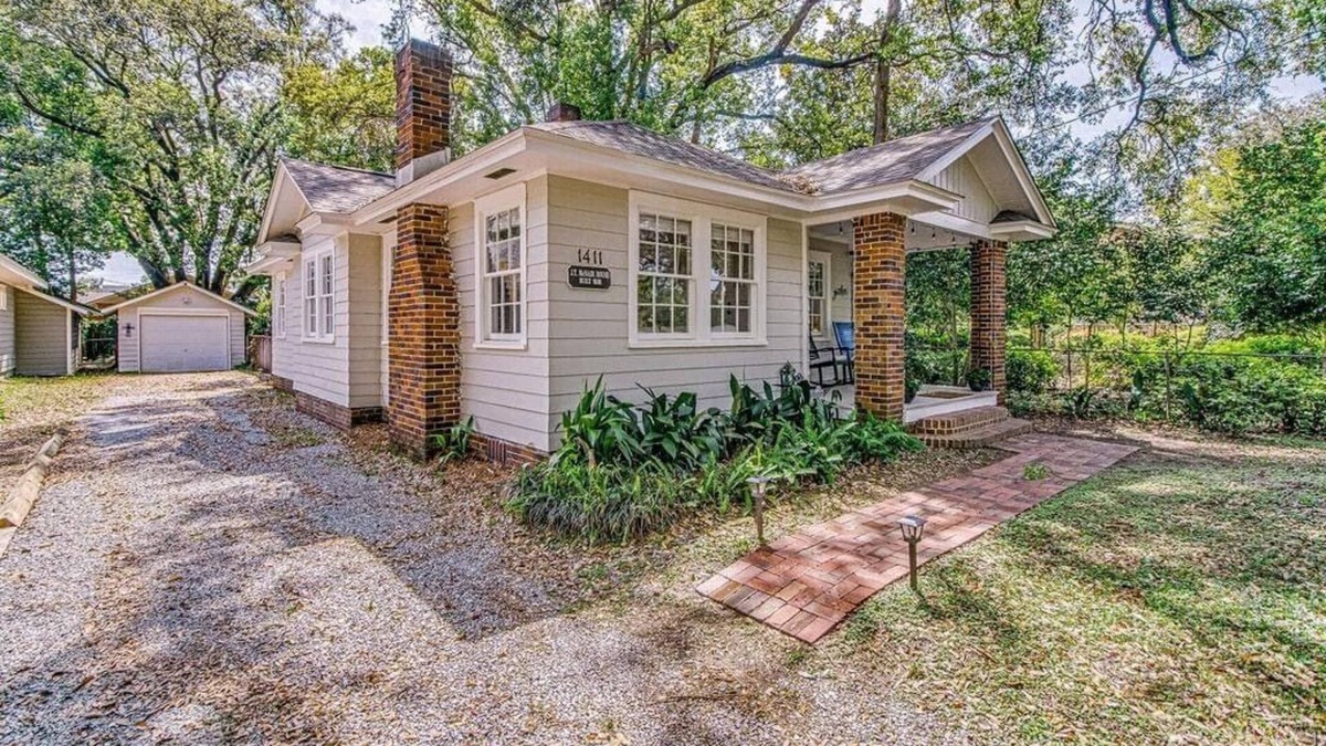 East Hill House | McNair Cottage 5 blocks from Bay, downtown, and 10 minutes from Pensacola Beach