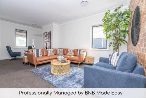 Orange House | McNamara Lane - CBD, Firepit, 7 Smart TVs, Sleeps 11