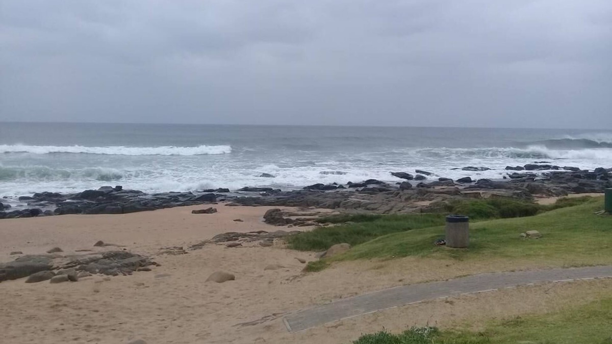 Umhlali Beach Apartment | Mdoni Tranquility is 1 km from Salt Rock Beach. In a Secure gated Complex