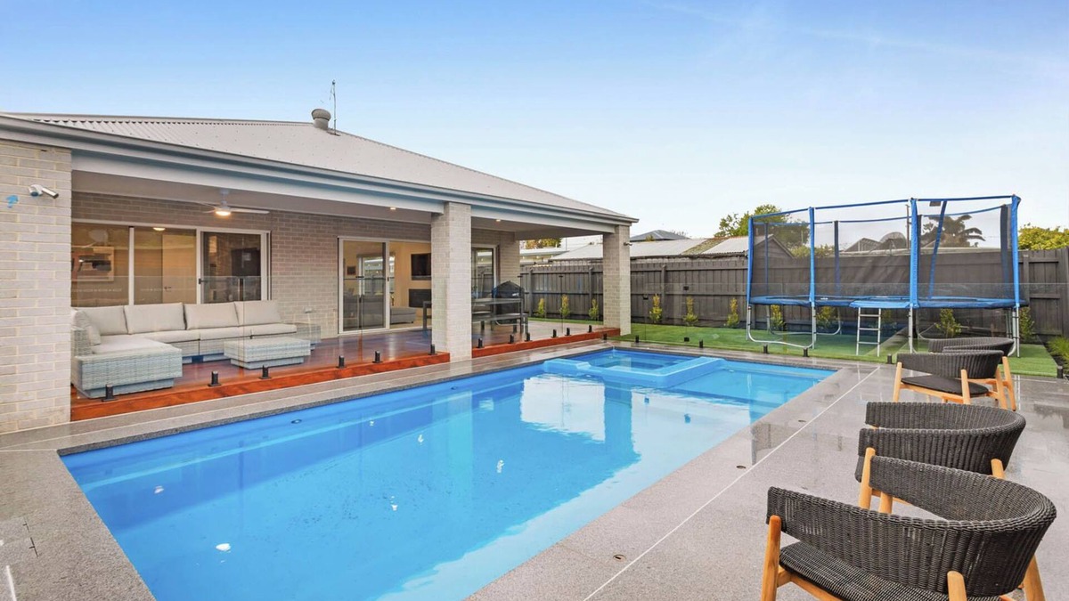 Tootgarook House | Meadow by the Sea by Ready Set Stay - Trampoline, Pool, Spa, Table Tennis, Linen