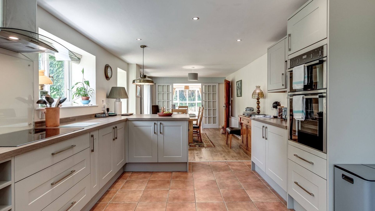 Bicester House | Meadow Cottage | Oxfordshire Holiday Let | 4 Beds & Sleeps 8