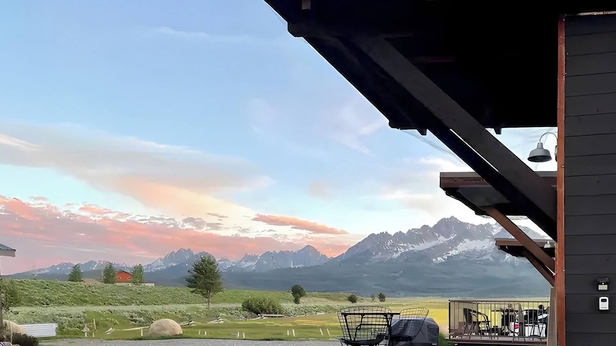 Stanley Cabin | Meadow Creek Tiny Home #03 with Mountain View