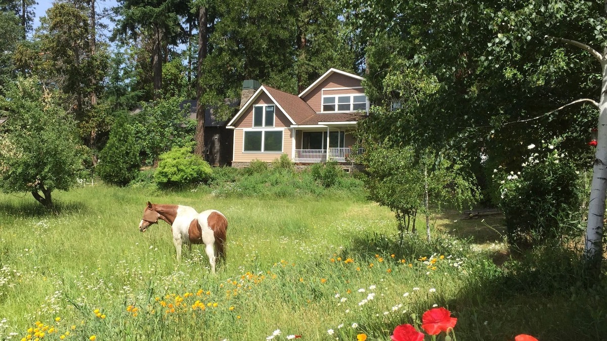 Prospect House | Meadow House near Crater Lake South entrance, upper Rogue River, 100 acre trails