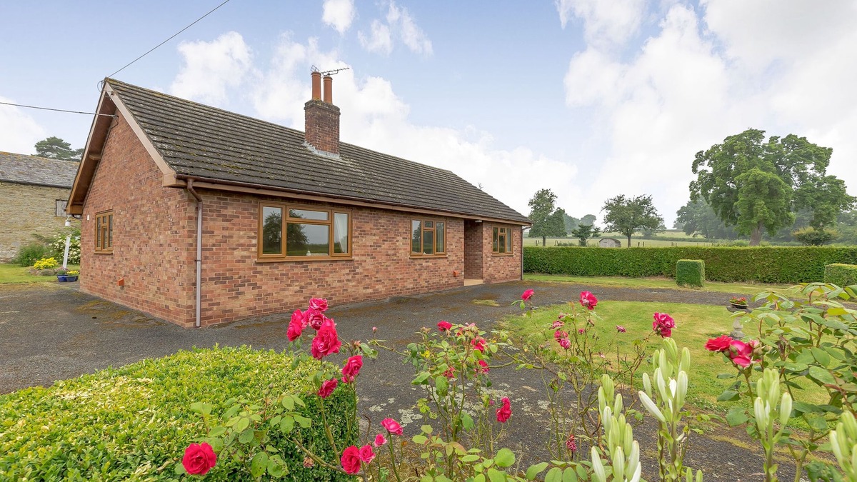 Leominster Cottage | MEADOW LEA, family friendly, with a garden in Orleton
