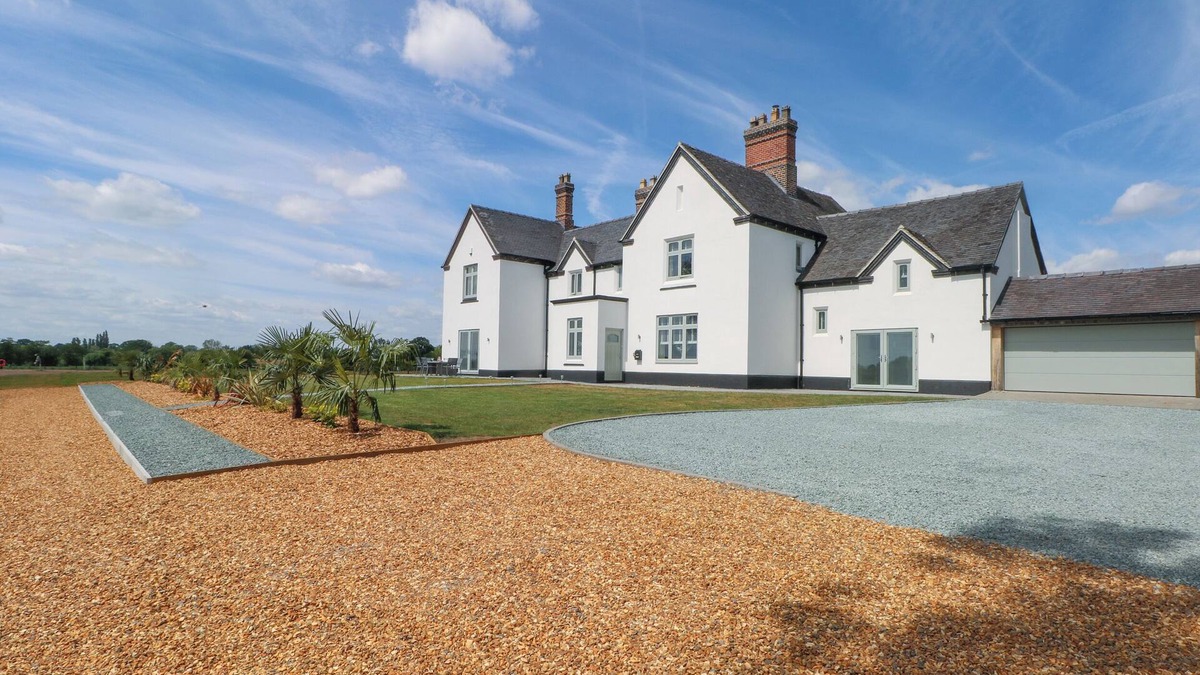 Whitchurch Cottage | MEADOW MANOR AND SPA, pet friendly, luxury holiday cottage in Wem