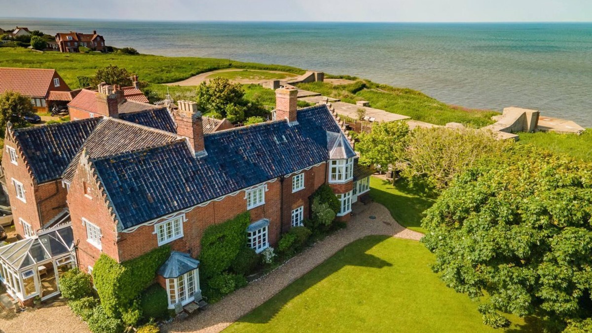 Mundesley Villa | Meadow Manor - Seven Bedroom Villa, Sleeps 14