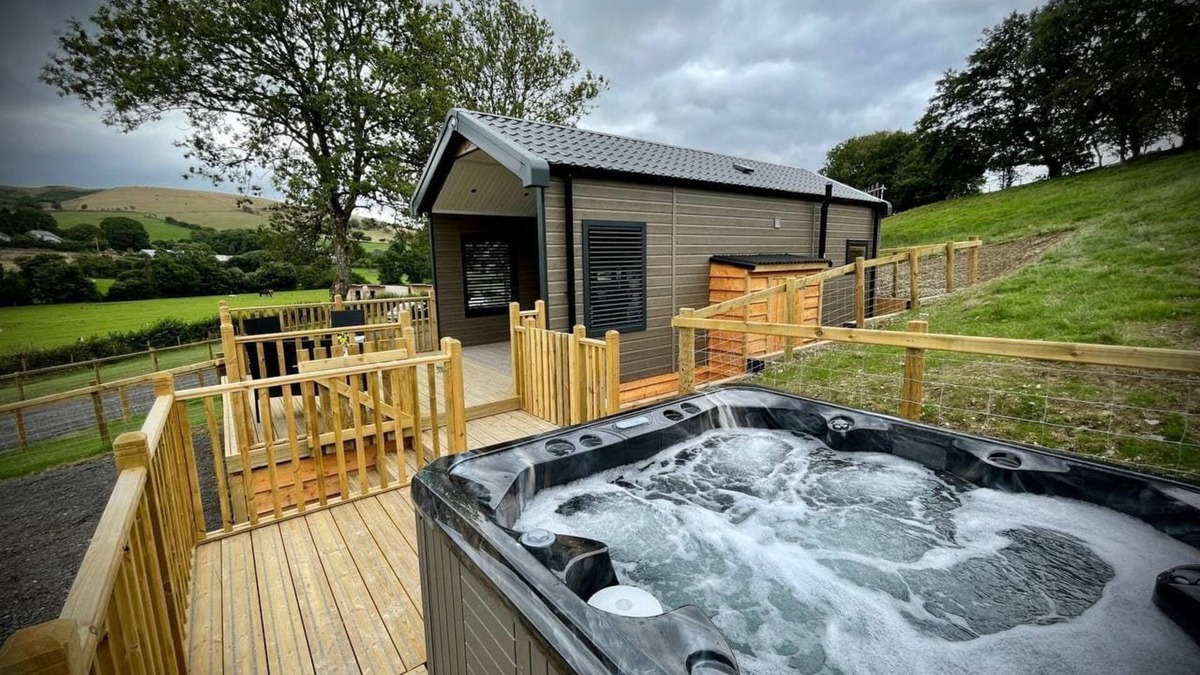 Rhayader Cottage | Meadow Retreat - Cabin sleeping 6 guests in 1 bedroom