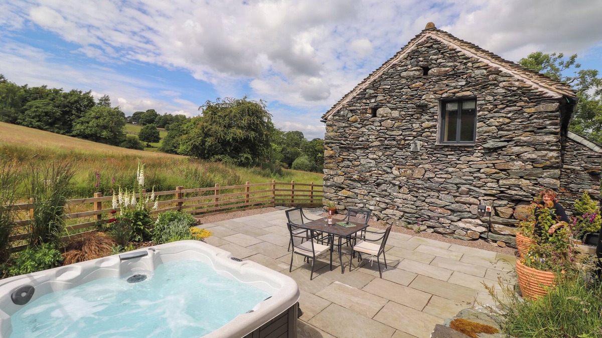 Penrith Cottage | MEADOW SYKE BARN, pet friendly, with hot tub in Bampton, Cumbria