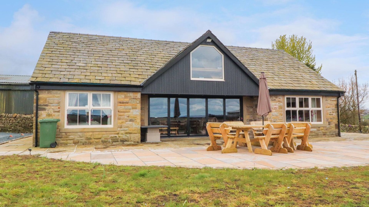 Accrington Cottage | MEADOW TOP FARM BARN, family friendly, with hot tub in Clitheroe