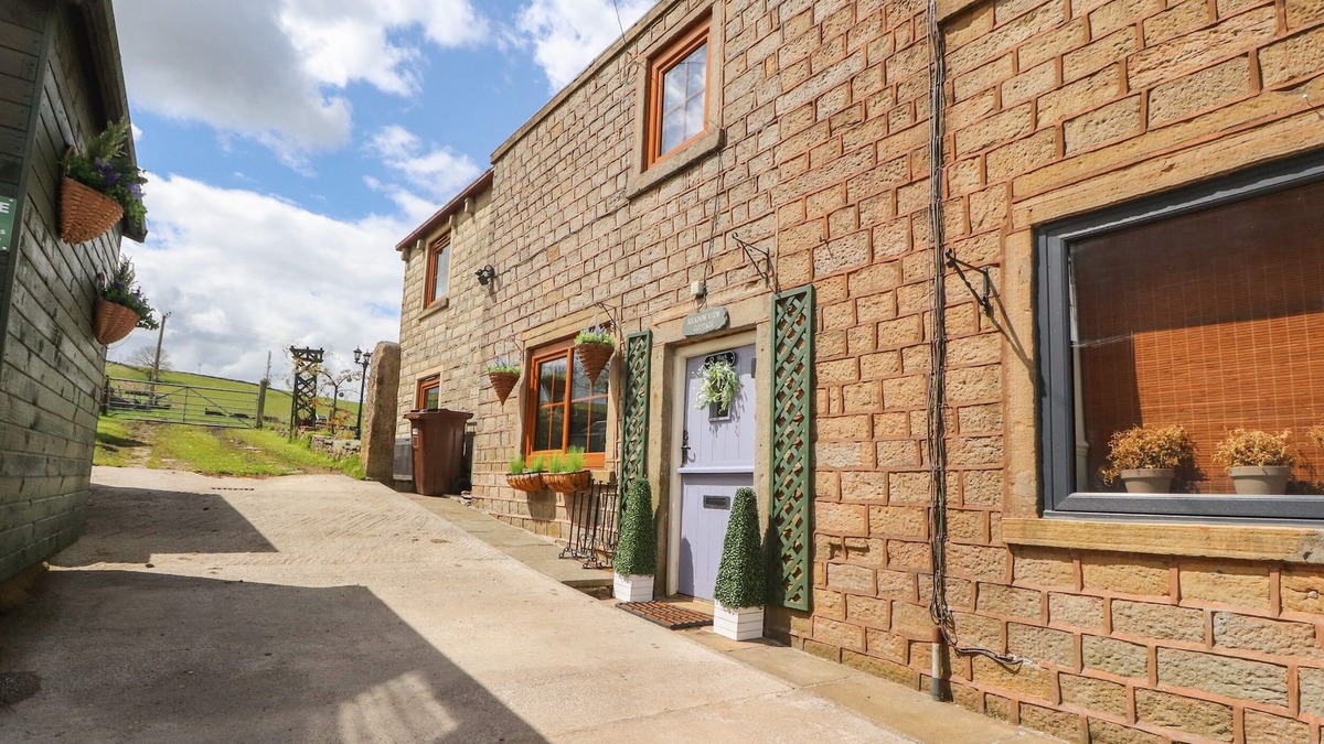 Trawden Cottage | MEADOW VIEW COTTAGE, pet friendly, with a garden in Trawden