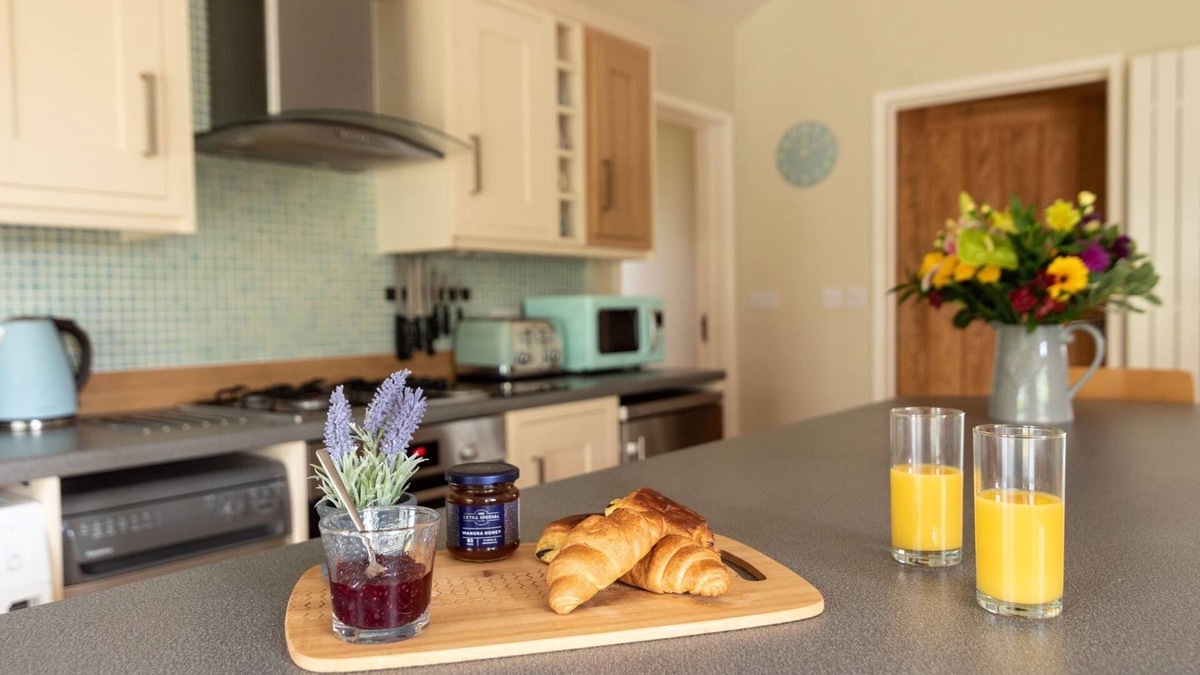 Cheddar Cabin | Meadow View lodge - Sleeps 4/5 with private hot tub