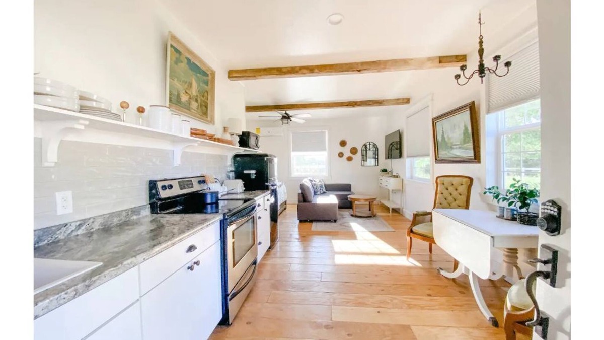 Snowflake Apartment | Meadowlark Cottage apartment, private entrance