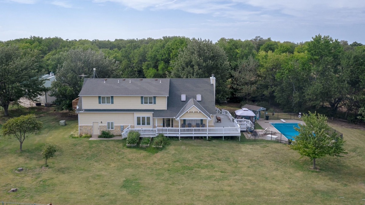 Greenwich House | Meadowlark Creek -Fishing, Pool, Nature by StayMeadowlark