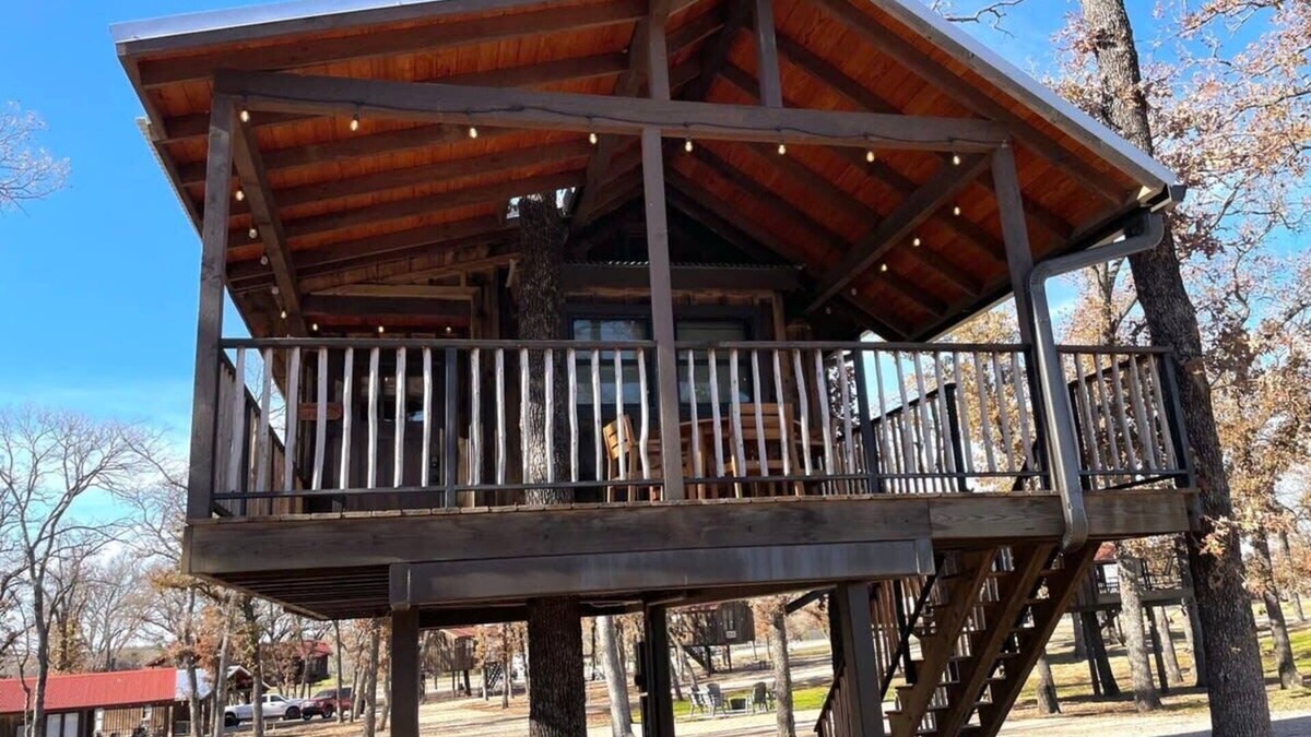 Elm Mott RV Rental | Meadowlark Treehouse (15 MIN to Magnolia/Baylor)