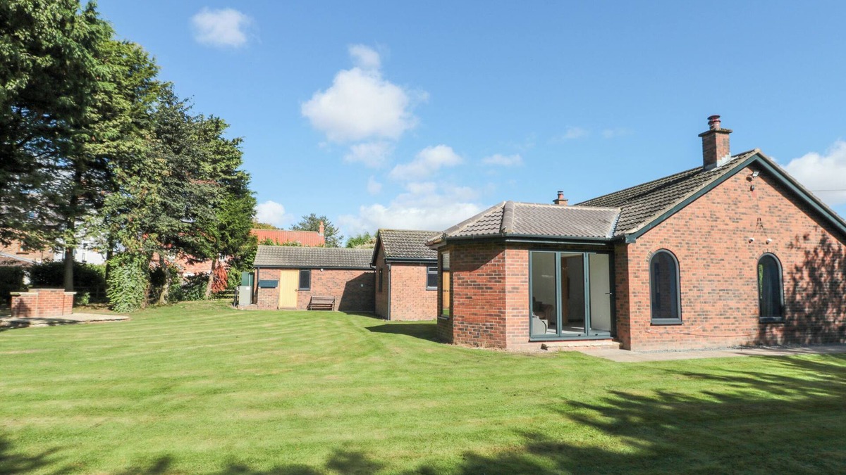 Weaverthorpe House | MEADOWSIDE, pet friendly, country holiday cottage in Weaverthorpe
