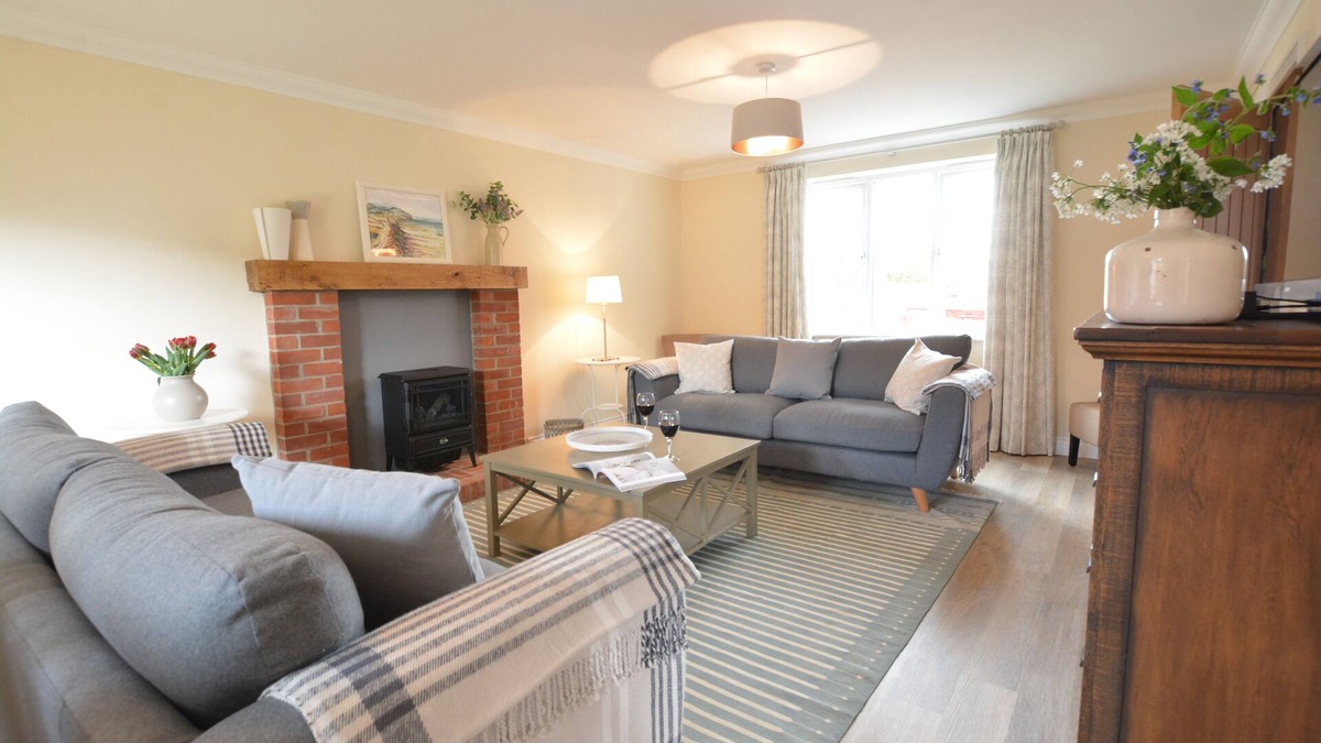 Blythburgh Cottage | MEADOWSWEET, BLYTHBURGH, pet friendly in Reydon