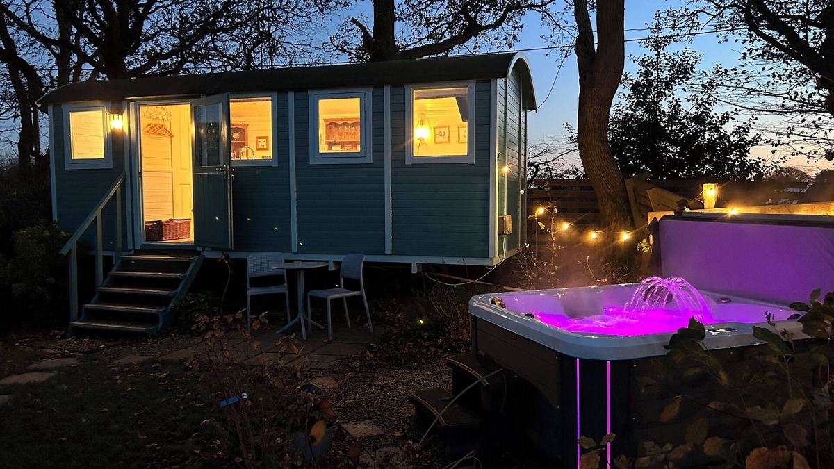 Cowbeech Cabin | Meadowsweet - luxury Shepherd's Hut, amazing views