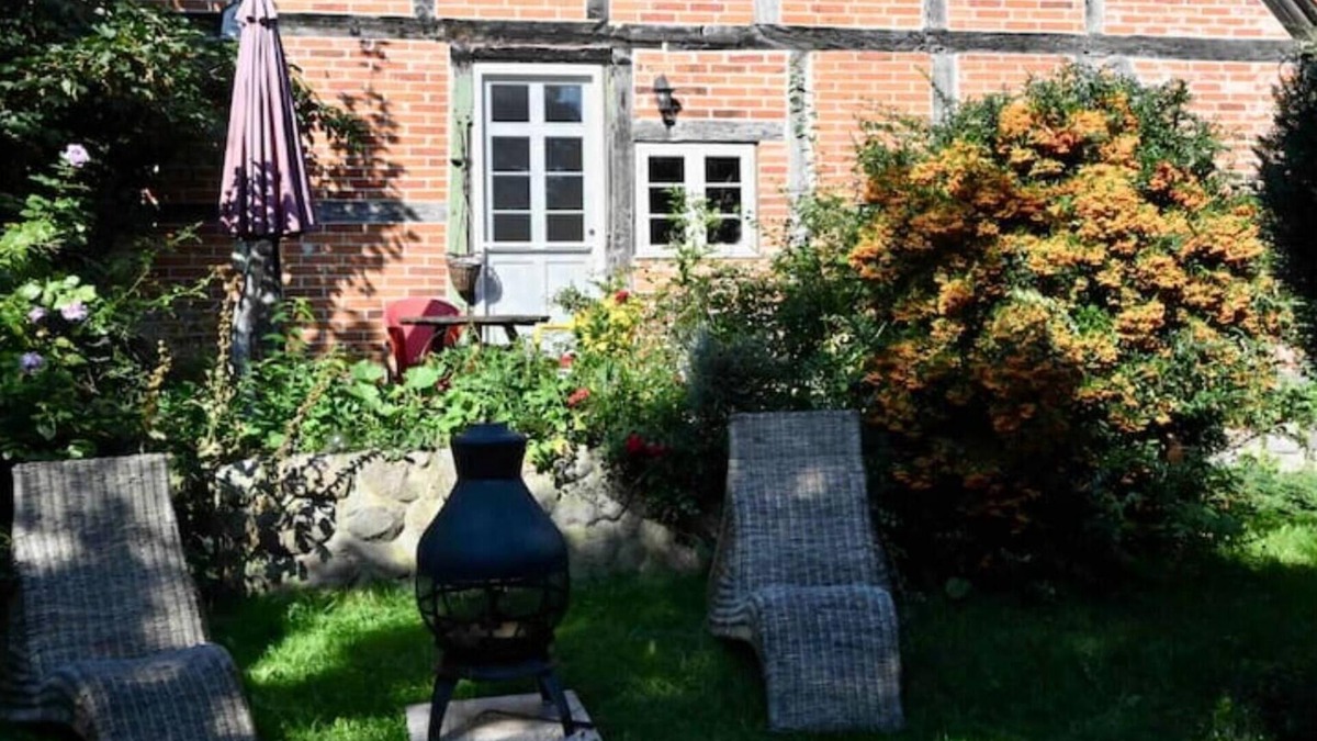 Dargun Apartment | Mecklenbü mit Teich, Kamin, Sauna und Hotpott