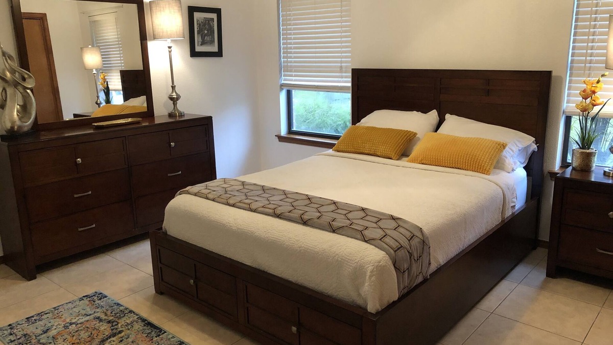 Harlingen House | Med District & Airport, King Bed, large rooms @ 6244