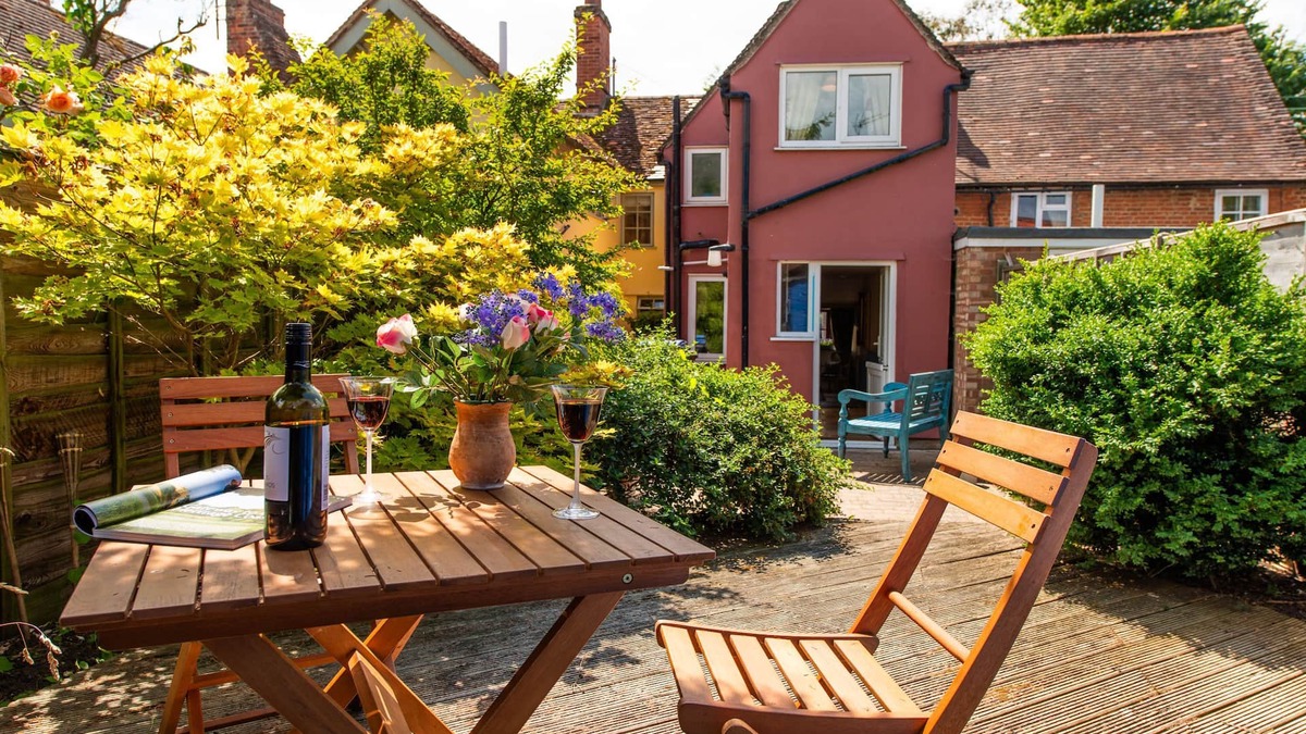 Hadleigh Cottage | Meddlars - A romantic cottage by a historic Town great for walks, pubs and shops.