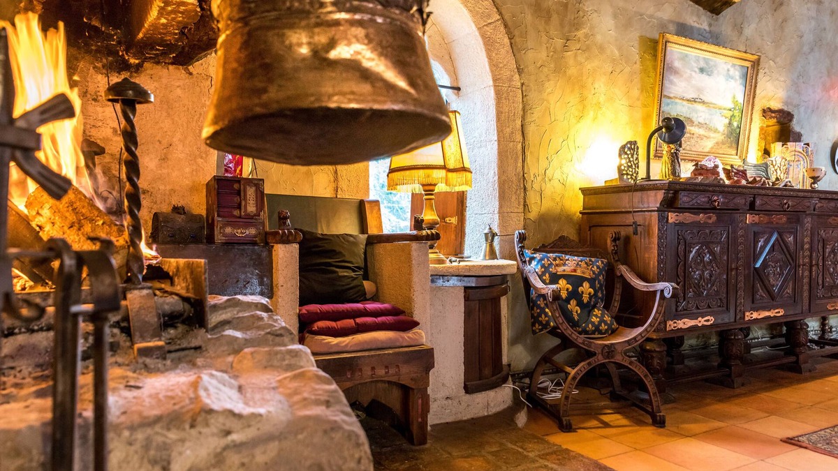 Servas Bed & Breakfast | Medieval cardinal suite