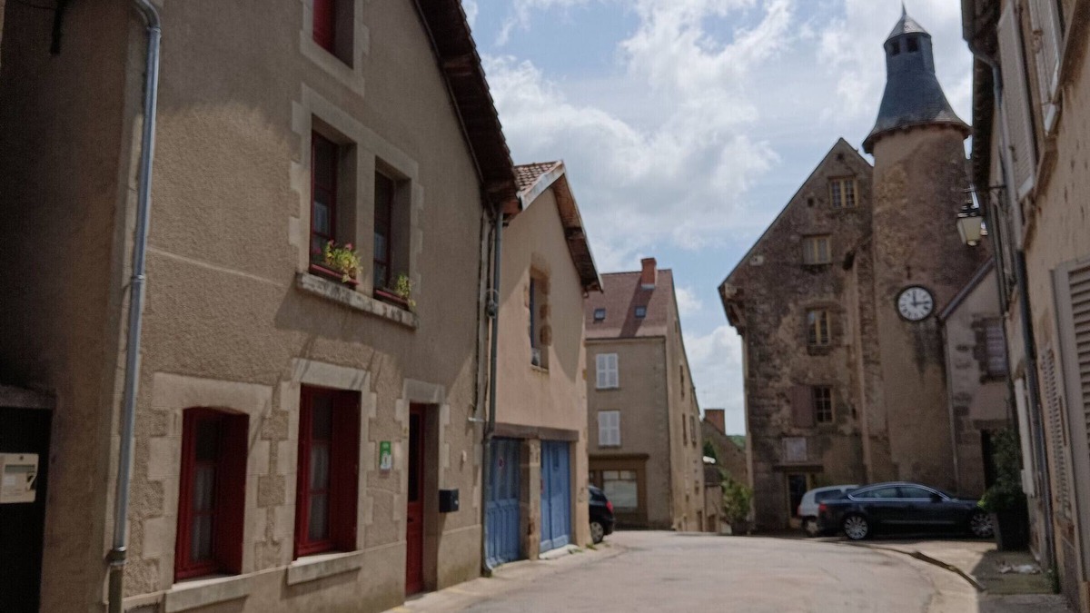 Saint-Benoit-du-Sault Cottage | Medieval house in Berry with private courtyard and all-inclusive