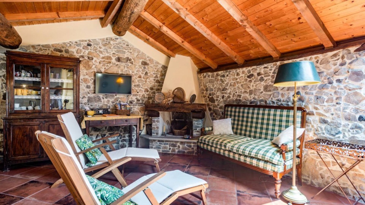 Borghetto di Vara Apartment | Medieval Getaway! Apuan Alps Lovely Attic x4