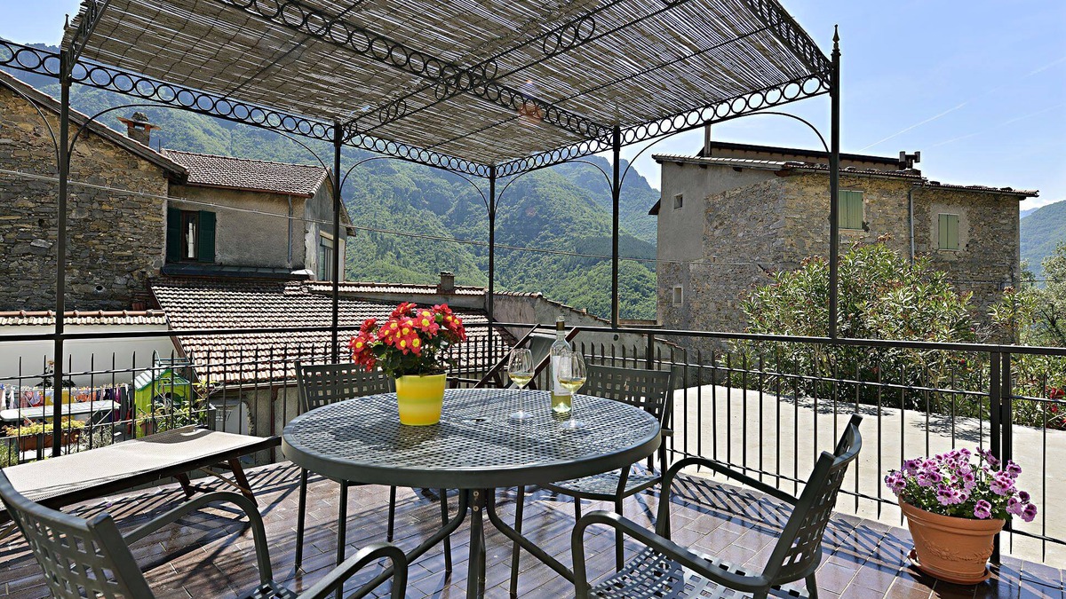 Castelbianco Apartment | Medieval house in the countryside; 20 km from Alassio' beach