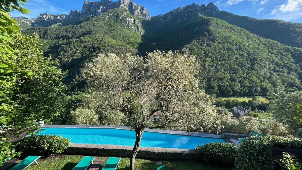 Colletta Cottage | Medieval mountain setting with private garden
