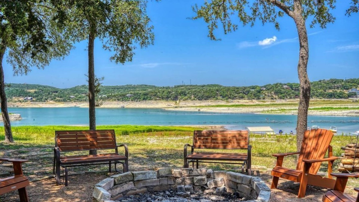 Lakehills House | Medina Lake Waterfront Getaway