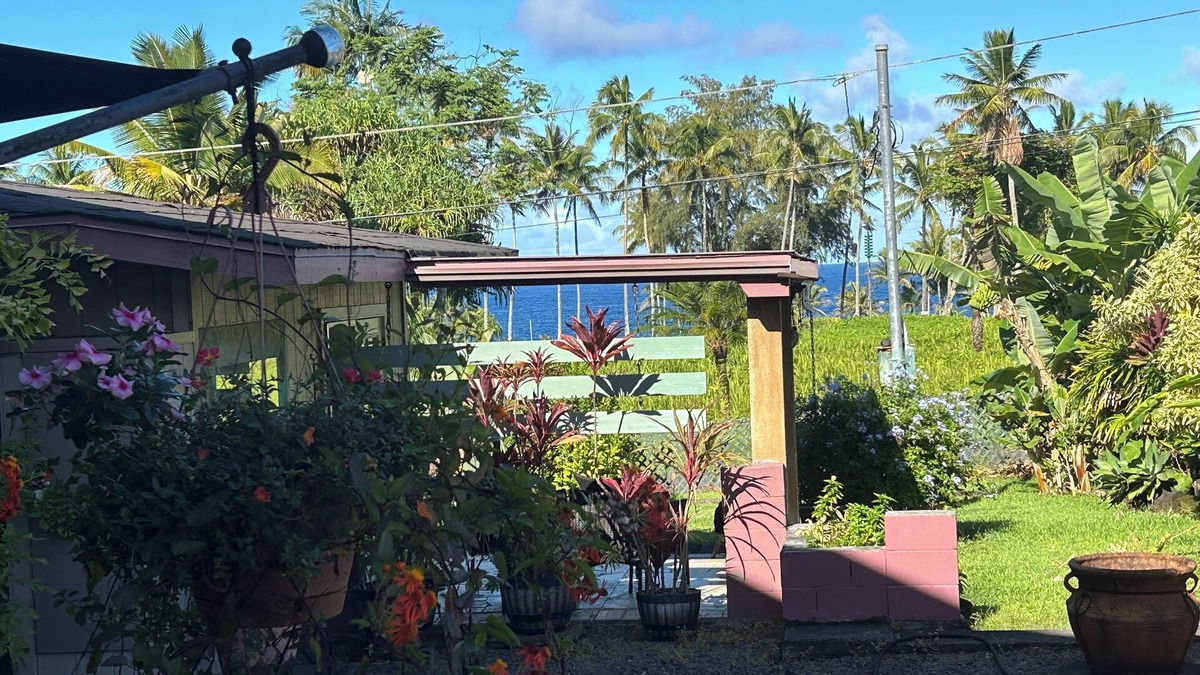 Kapoho Apartment | Mediteranean style 2BR Garden Apartment to block from the Ocean (Cliff)