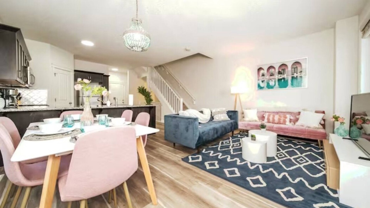 Northwest Edmonton House | ☆Mediterranean Retreat☆King Bed★Fireplace★Garage