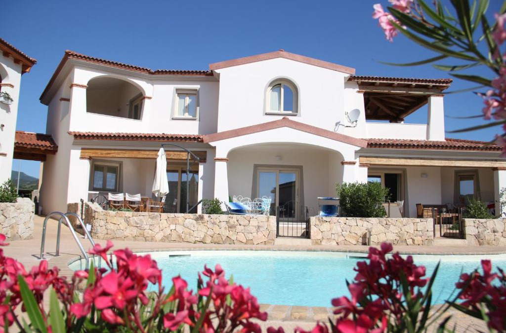 Limpiddu House | Mediterranean Sea Shell Pool House