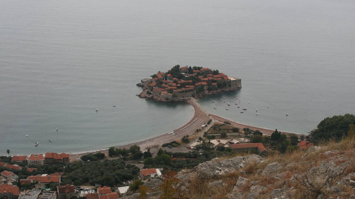 Sveti Stefan Apartment | Mediterranean style house, children u. Pet Friendly, very well adapted to nature