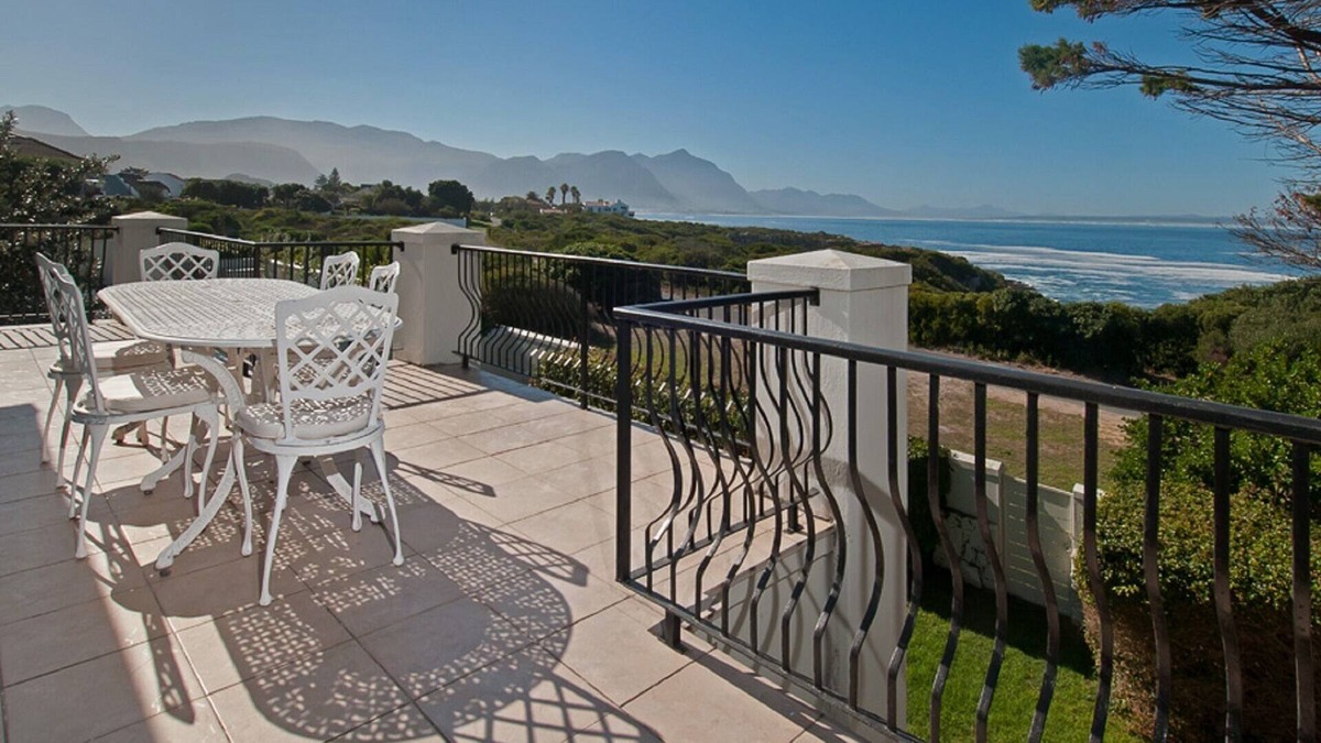 Westcliff House | Mediterranean Style Double Story ~ Luxury Holiday Home Overlooking Walker Bay