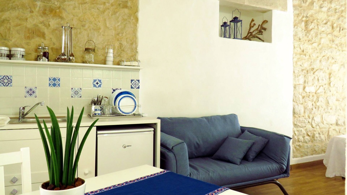 Ragusa House | Mediterranean-style house, exposed stones, handmade furnishings