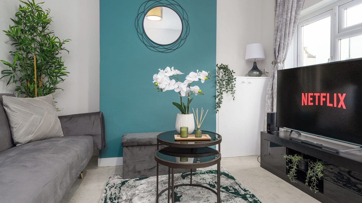 Wainscot House | Medway, Rochester Stays - Contractors, Free Parking, Garden, Sleeps to 7 guests