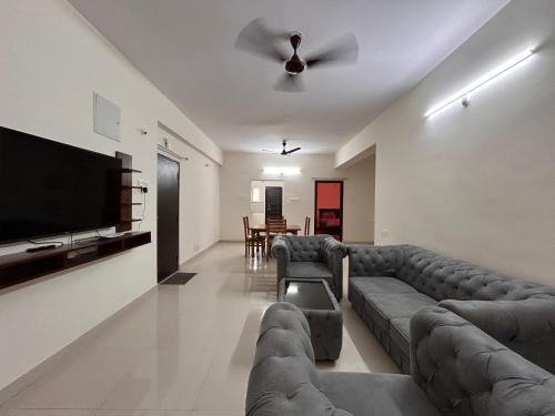 Madhapur Apartment | Mee Homes Madhapur Family Stay Fully Furnished 2 BHK Premium Flats 302