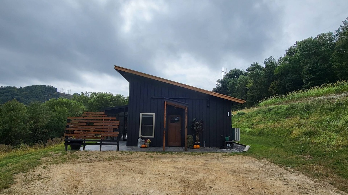 Vernon County Cabin | Mee Mee's Cabin Retreat- River, nature, small town, Hot Tubn