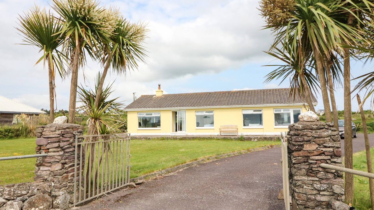 Ballinskelligs House | MEELIGOLLEEN, family friendly, with open fire in Coill Tra