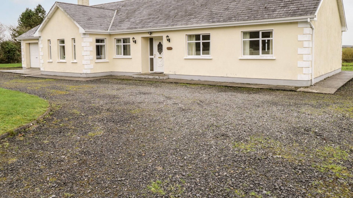 Lavally Cottage | MEES HOUSE, pet friendly, with open fire in Timicat, County Galway